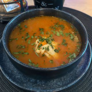 Ciorba de pui cu tăieței  + mici la gratar cu garnitura