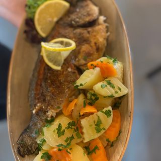 Dorada la gratar cu cartofi nature