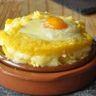 Mămăliguță cu brânză și smântână