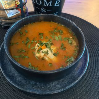 Ciorbă de pui cu tăieței + cârnați minune cu boabe de muștar