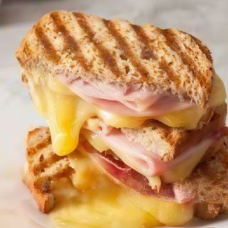 Sandwich cu sunca, cascaval si salam toast