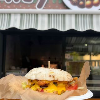 Snitel în pită cu cartofi și sos