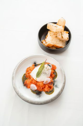 Burrata afumată cu roșii coapte in jar și pesto de fistic