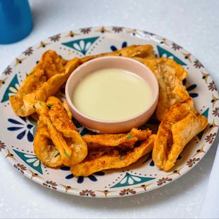 Calamari fritti cu dressing de lămâie