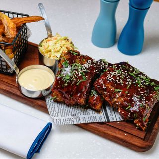 Coaste de porc cu cartofi proaspeți, prăjiți și salată Coleslaw