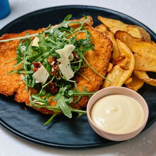 Șchnitzel de curcan cu cartofi proaspeți, prăjiți și sos 