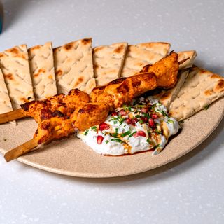 Frigărui de pui cu sos de iaurt aromat și lipie