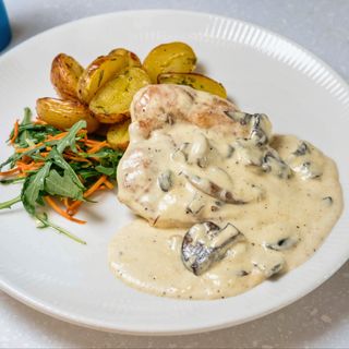 Pui gătit în sos de ciuperci cu cartofi proaspeți, prăjiți