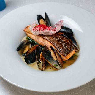 File de somon cu midii si sos de citrice