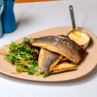 File de biban cu salată si sos lemon-butter