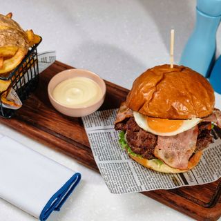 COMBO Double 1896 Burger cu cartofi proaspeți, prăjiți, salată Coleslaw și sos