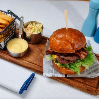 COMBO Double Classic Burger cu cartofi proaspeți, prăjiți, salată Coleslaw și sos