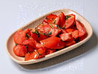 Salată de roșii cu busuioc