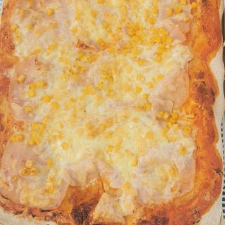 Pizza Focaccia Cu Sunca Pui,Porumb și Cascaval Ø40x30 cm.1,2kg
