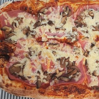 Pizza Focaccia Cu Sunca Porc și Ciuperci Ø40x30 cm.1,2kg