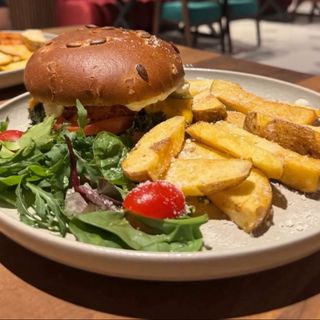 Burger crispy cu cartofi prajiti si sos calipso