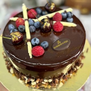 Tort ciocolata belgiana si fructe de padure