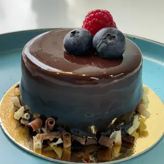 Mousse de ciocolata belgiana si fructe de padure