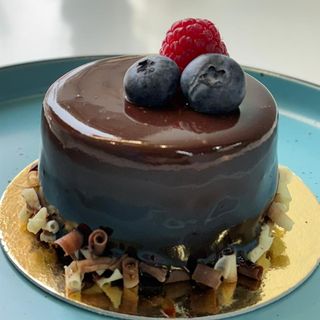 Mousse de ciocolata belgiana si fructe de padure