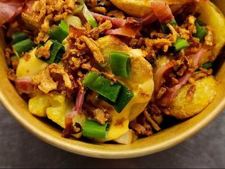 Cartofi copti cu sos cheddar si bacon