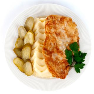 Șnițel de pui cu piure de cartofi și castraveti murați 430gr