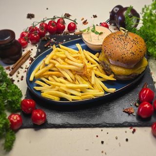 Cheeseburger cu cartofi prăjiți
