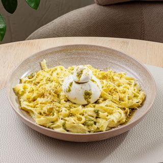 Tagliatelle cu burrata, pesto și fistic
