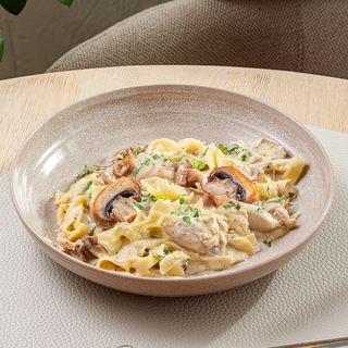 Tagliatelle cu pui și ciuperci