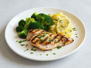 Grujoane pui cu cartofi prăjiți