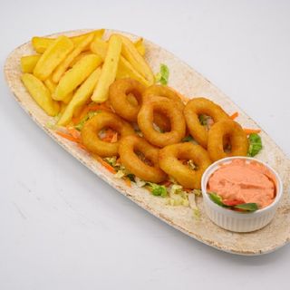 Inele de calamar pane cu sos de usturoi