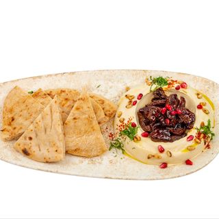 Hummus cu carne și muguri de pin