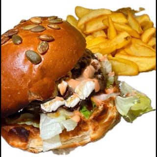 MENIU BURGER CU BRANZA DE CAPRA + CARTOFI PRAJITI