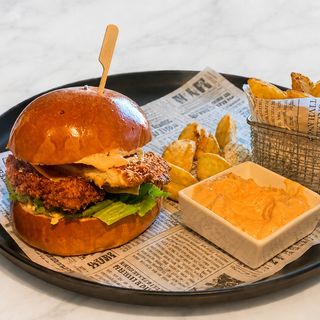 MENIU Burger Crispy + cartofi prajiti
