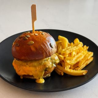 MENIU DUBLU CHEESE BURGER + CARTOFI PRAJITI