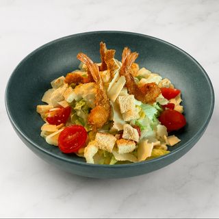 Insalata cezar cu creveti