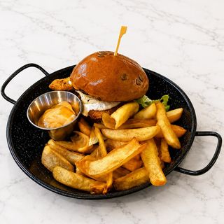 MENIU BURGER CRISPY FETA CU CARTOFI PRAJITI