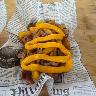 Loaded fries cu bacon si cedar