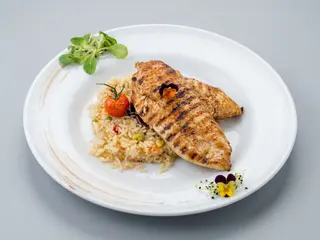 Piept pui cu ierburi  si orez cu rosii uscate