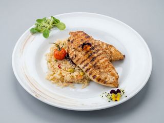 Piept pui cu ierburi si orez cu rosii uscate