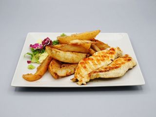 Piept de pui pe grill cu cartofi prăjiţi şi salată
