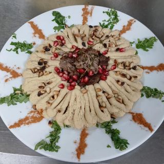 Humus cu bucăți de vită și rodie