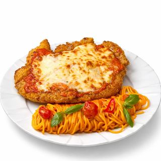 Snitel Pollo Parmigiana cu spaghete Arrabiata