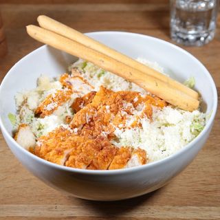 Salata Caesar cu crispy de pui