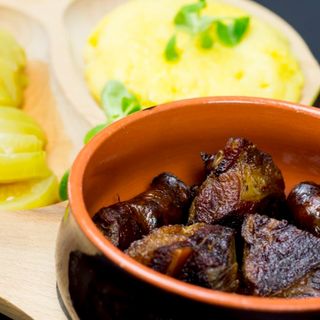 Carne și cârnați la garnita cu mamaliga si hrean