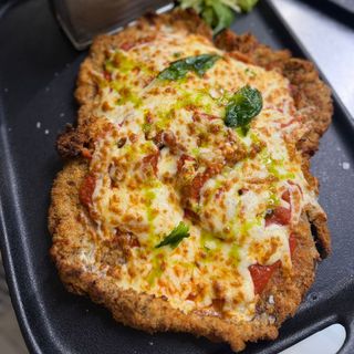 Regele snitel gigant cu sos de rosii si mozzarella  si cartofi prajiti cu parmezan si usturoi