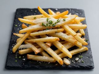 Cartofi prăjiți cu parmesan și usturoi