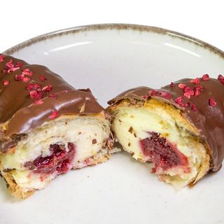 Croissant vanilie cu insertie zmeura