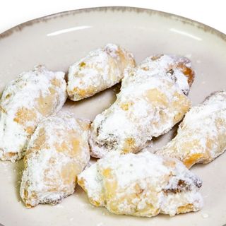 Cornulete de post cu gem de caise si nucа