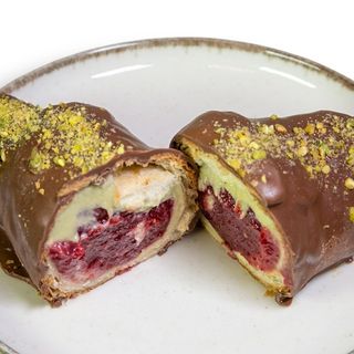 Croissant fistic cu insertie zmeura