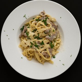 Paste cu antricot de vită și sos de ciuperci